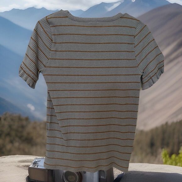 NWOT  Chic J Crew Ribbed Gold Metallic Striped Ruffle Short Sleeve Shirt Size M - Picture 3 of 6